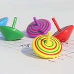 10pcs de giro de madeira Top Crianças giroscópios Toy Tabletop Apaziguador do esforço cor aleatória