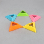 5pcs / bag - Titular azul / verde / laranja / amarelo / rosa Compact Plastic Magia base Cube Magic Cube estrutura de base