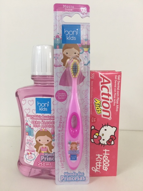 Infantil Gel Dental Hello Kitty 50gr + Enxaguatório Bucal Mundo das Princesas 250Ml + Escova de Dentes Mundo das Princesas
