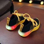 Kids Shoes Knitting superfície dos doces Cor de luz respirável menina LED brilhante Running Shoes Sneakers com solas macias