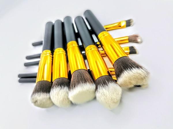 Kit 10 Pinceis para Maquiagem Kabuki Preto com Dourado - On Line