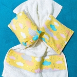 Kit Bebê 4 Peças (Bolsa Térmica para Bebê com Cólicas, Toalha de Boca e Protetor de Porta) - Estampa Nuvens / Amarelo