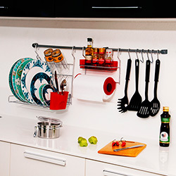 Kit de Cozinha: 2 Barras+6 Ganchos+ 1 Porta Condimentos e Rolo+1 Escorredor Dobrável +1 Kit Fixação Cromo e Vermelho - Metaltru
