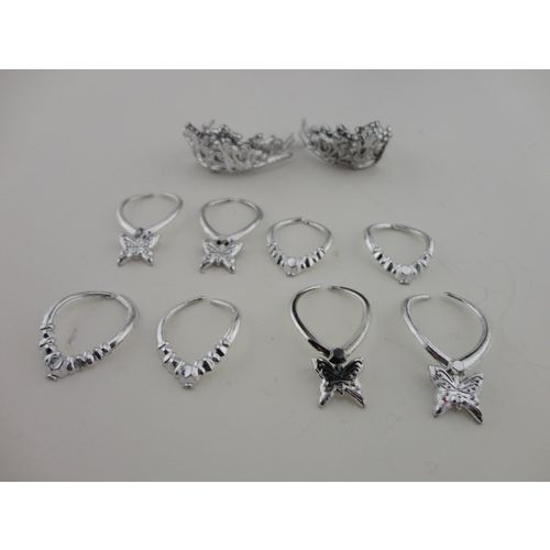 Um grupo de 12 peças de jóias em prata plástico 8 colares e 4 Coroas boneca