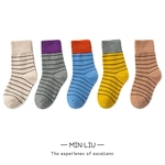 Ficha técnica e caractérísticas do produto 5pairs bonito Pattern listras de bordados para crianças meias de algodão Mid-perna