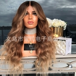 Ficha técnica e caractérísticas do produto 2019 modelos nova explosão na Europa e América de alta temperatura fio de cabelo sintético ouro Coloração Gradiente longos cachos Carve Wig