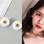 Ficha técnica e caractérísticas do produto Mulheres Moda Simple White Daisy Flower Petal Stud Ear